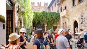 Verona: City Highlights & Street Food Walking Tour