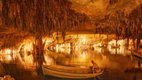 Mallorca: Private tour - Caves, Beaches and Wines