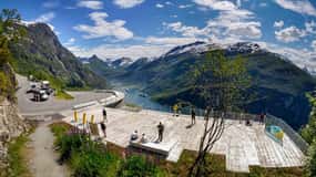 From Hellesylt: Geiranger Highlights Tour with Photo Stops