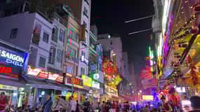 Tour gratuito della vita notturna di Saigon con E-sim