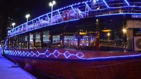 Crucero con Cena Única en el Puerto Deportivo de Dubai con Entretenimiento en Directo