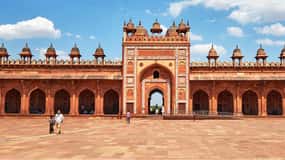 From Agra to Jaipur by Cab via Fatehpur Sikri and Abhaneri