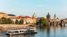 Praga: Cruzeiro noturno no rio Vltava com buffet