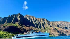 Kauai: Tour del catamarano a motore deluxe della costa di Na Pali