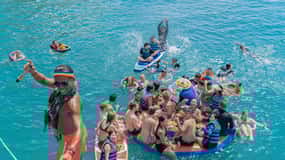 Nha Trang: Coral Reef Snorkeling and Floating Bar Party
