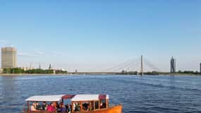 Riga: Kanal- und Daugava-Fluss-Bootsfahrt mit Getränk