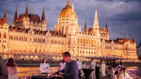 Budapest: Lotus Cruise with Unlimited Premium Drinks