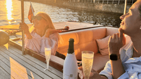 Riga: Excursión Privada en Barco con Vino Espumoso