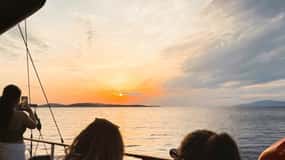 Mykonos : Croisière au coucher du soleil avec dîner léger et boissons