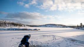 Pêche dans l'Arctique et cuisine au feu de bois
