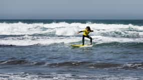 Ericeira: Surf School Experience & Equipment Rental