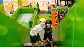 Froggy's Fun Park: Trampoliner, spil, VR, legeplads