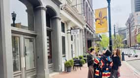 Innenstadt von Louisville: Misfits and Mayhem Walk mit Cocktail