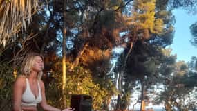 YOGA ET MÉDITATION À LA PLAGE OU DANS LA FORÊT