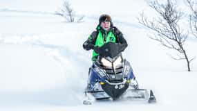 Lyngen: Safari en moto de nieve con comida en restaurante junto al mar