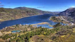 Portland: Columbia Gorge Wine and Waterfalls Day Tour