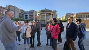 Pamplona: Walking Tour and Photo Session with Bulls