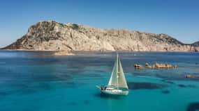 TOUR DI TAVOLARA CON BARCA A VELA D'EPOCA DI 15 METRI CON APERITIVO
