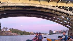 Kayak ao pôr do sol: Sevilha histórica, Triana e La Cartuja
