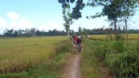 Randonnée à vélo dans la campagne vers le village de Golong et le temple de Lingsar
