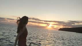 Passeio de iate ao pôr do sol com degustação de alimentos e vinhos.