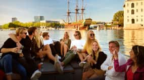 Amsterdam:1.5-Hour Canal Cruise local Guide, Drinks & Snacks