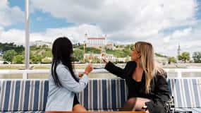 Bratislava: Evening Sightseeing Cruise w/ Unlimited Prosecco