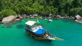 Passeio de Escuna pelas Praias e Ilhas Deslumbrantes de Paraty