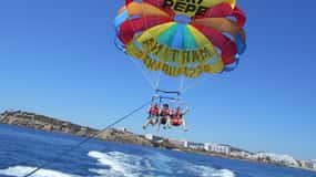 Santa Eulària des Riu: Parasailing-Bootstour mit Getränken