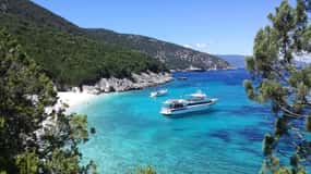 Ihaca boat cruise with swimming and attractions