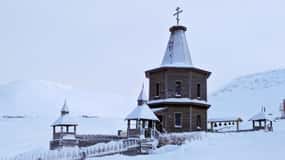 Longyearbyen: Snowmobile Tour to Barentsburg with Lunch