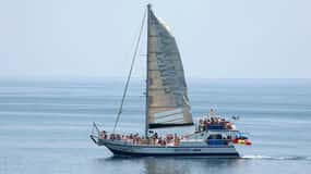 Lloret de Mar: Crucero en Catamarán con Comida, Bebidas y Música