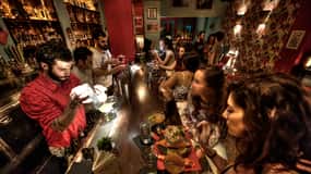 Atenas de Noche: Turismo, Espirituosos y Comida