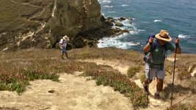 Passeio pedestre ao longo da costa oeste