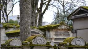 Paris: Pere Lachaise Cemetery Guided Tour in French