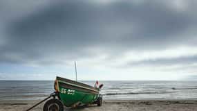Cenário costeiro do Mar Báltico e Cabo Kolka a partir de Riga