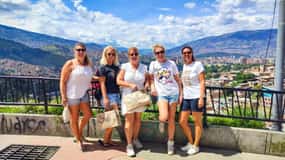 Medellín: Comuna 13 and Graffiti Walking Tour with Snacks
