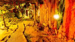 Von Málaga aus: Skip-the-Line Höhle von Nerja und Frigiliana