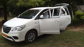 Delhi: Private Car Charter with Professional Driver