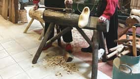 Volendam: 2-Hour Clogmaking Workshop and Cheese Tour