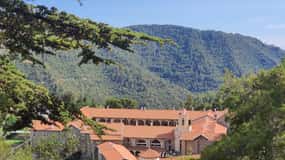 Troodos byar och Kykkos kloster från Paphos på polska