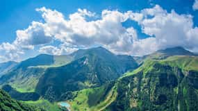 Tbilisi: Gudauri and Kazbegi Day Trip Including 4WD