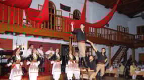 Chania: Cretan Folklore Night with Buffet and transfer