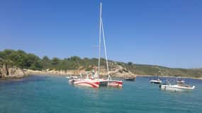 Från Fornells: Halvdagsutflykt med katamaran och snorkling på Menorca