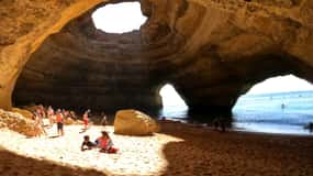 Portimão: Private Benagil Caves Catamaran and Kayak Tour