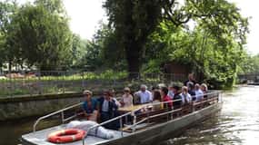 Leipzig: Guided Motorboat Sightseeing Cruise