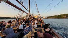 Oslo Fjord kvällskryssning med live rockmusik och räkbuffé