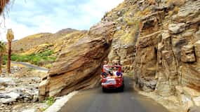 Palm Springs: Indian Canyons Hiking Tour by Jeep