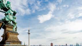 Олар видео трансляцияда шешініп жатыр