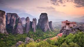 Kalabaka: Meteora Monasteries Minibus Tour with Photo Stops